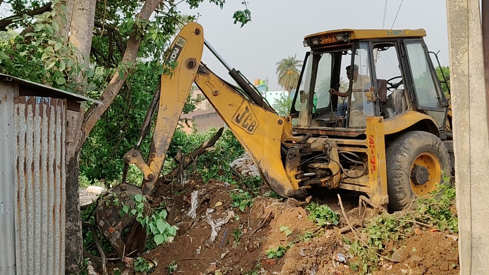 तालाब सफाई की के दौरान हाई ड्रेन बंद, नगर निगम ने खुलवाया ड्रेन