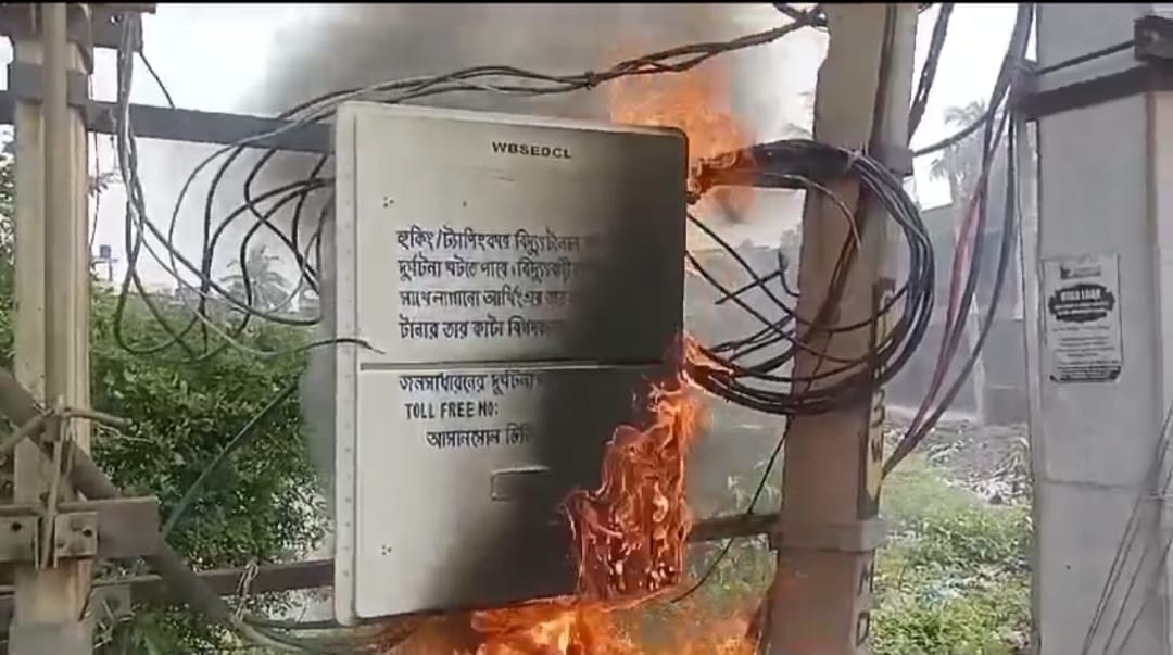 इलेक्ट्रिक ट्रांसफार्मर में लगी आग, इलाके में मचा हड़कंप