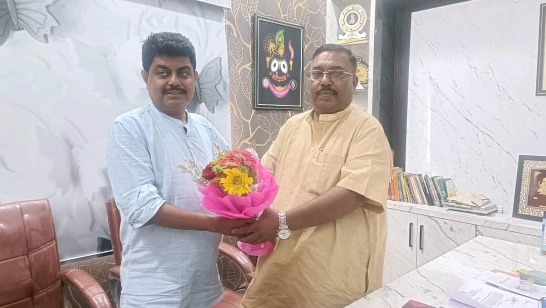 सहसभाधिपति बिष्णुदेव नोनिया ने पंकज रॉय सरकार को सम्मानित किया