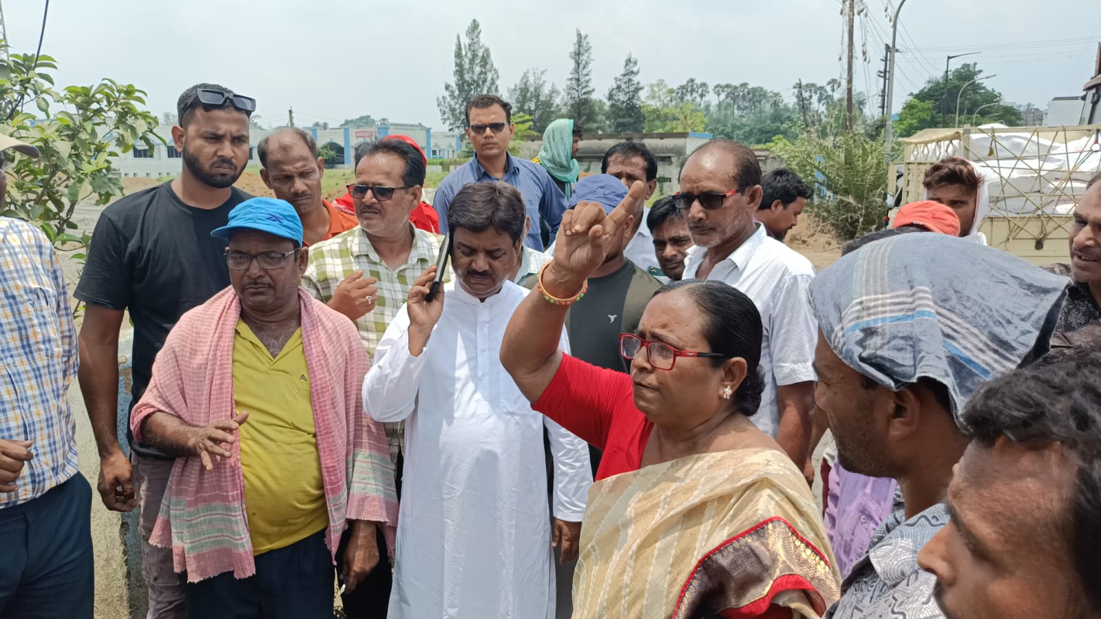 बायपास रोड निर्माण के खिलाफ स्थानीय निवासियों का विरोध प्रदर्शन