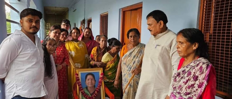 *विधायक हरेराम सिंह ने स्वर्गीय धर्मपत्नी कलावती देवी की पुण्यतिथि पर वृद्धाश्रम में सेवा कार्यक्रम का आयोजन किया*