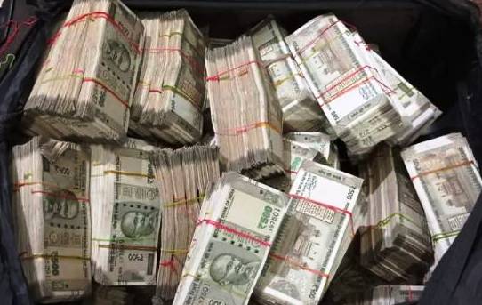 सरकारी इंजीनियर के घर से दो करोड़ रुपए से अधिक नगदी बरामद