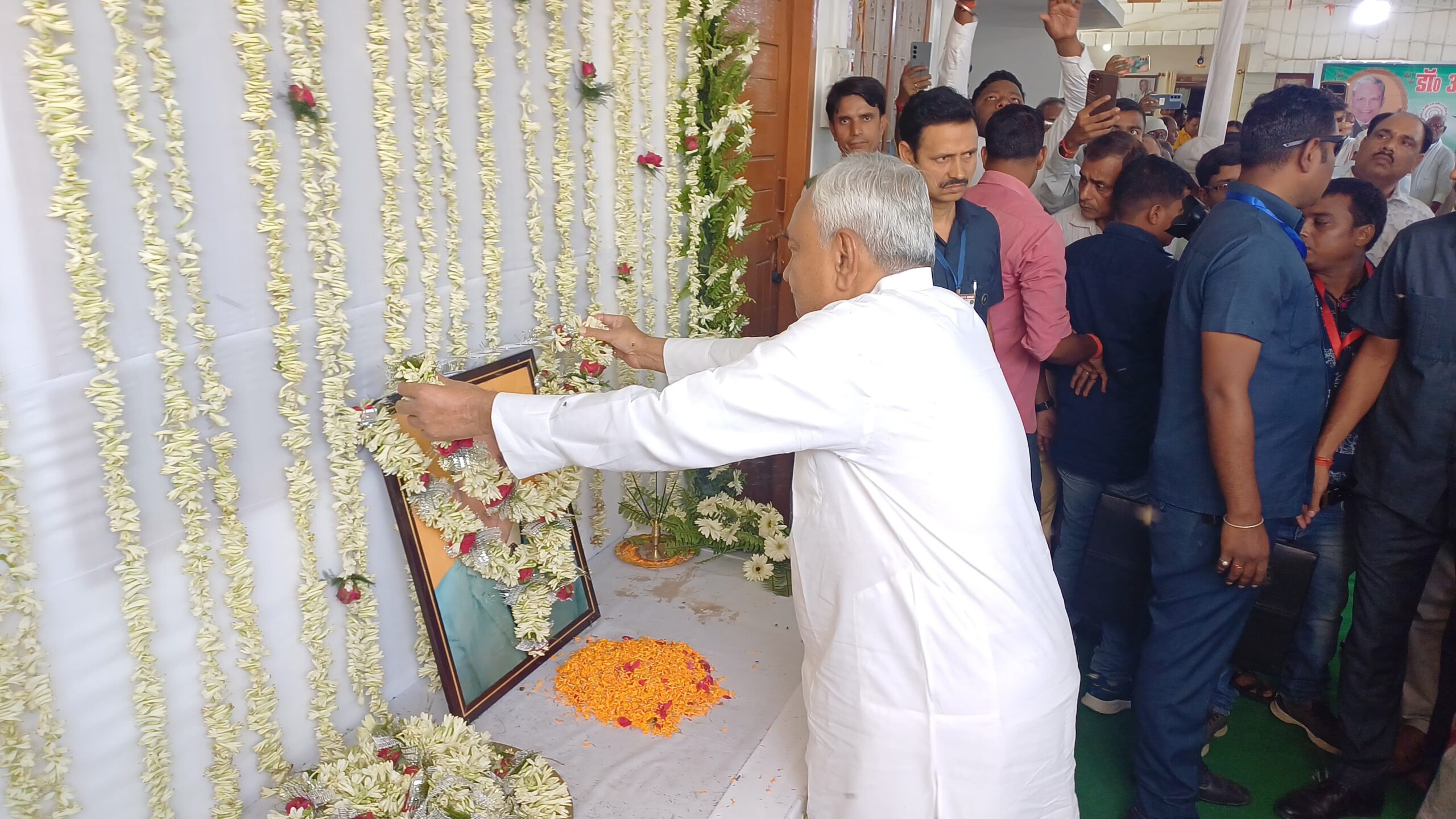 मुख्यमंत्री ने स्व. डॉ. अशोक कुमार वर्मा की पुण्यतिथि पर दी श्रद्धांजलि