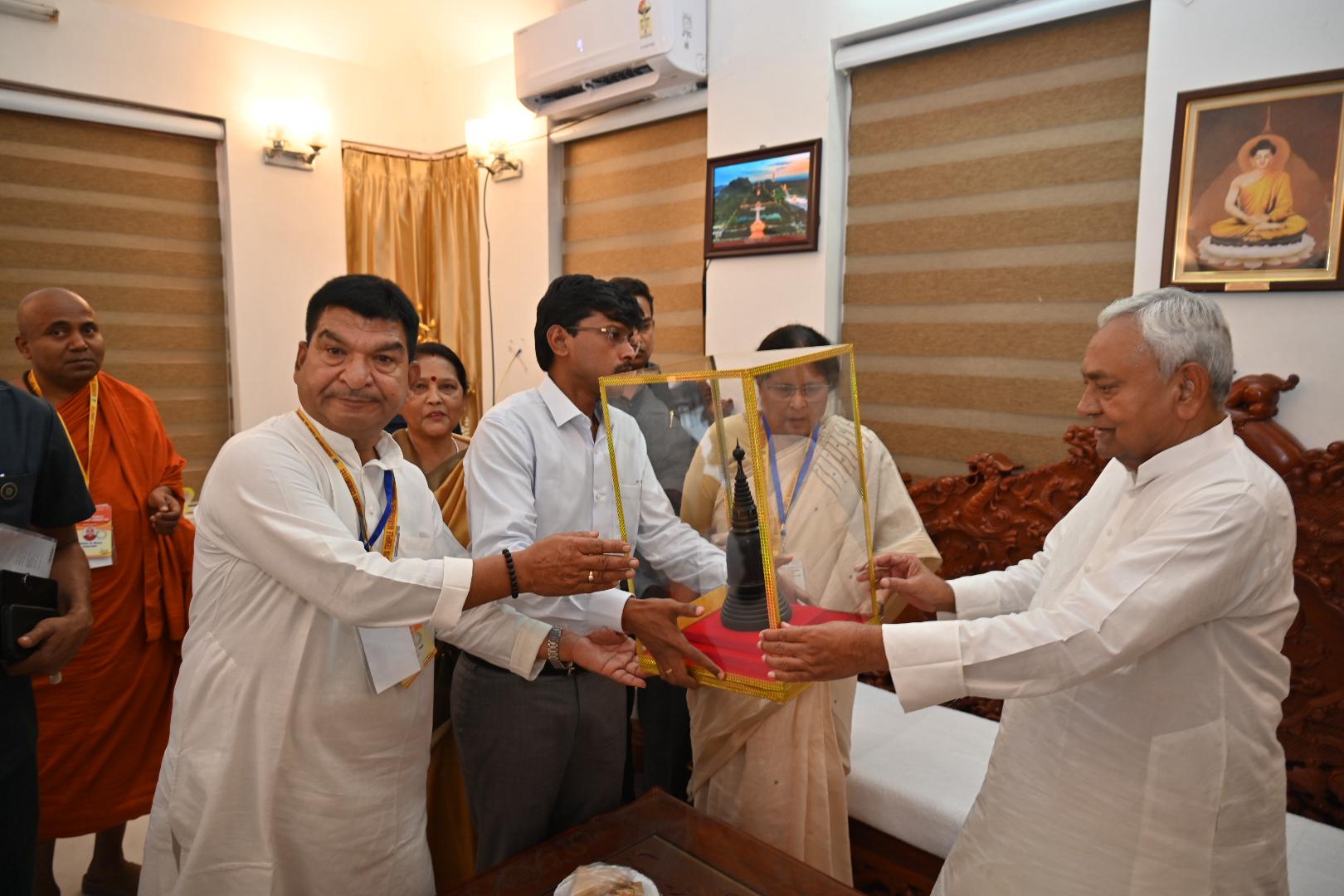 मुख्यमंत्री ने महाबोधि अतिथिगृह और मेजर ध्यानचंद खेल परिसर का किया उद्घाटन
