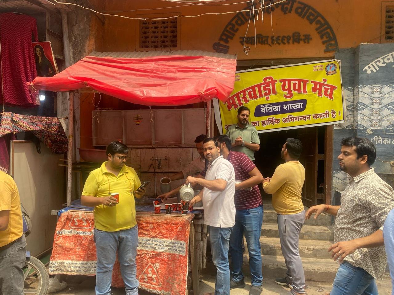 मारवाड़ी युवा मंच, बेतिया शाखा ने श्रमिक दिवस पर सत्तू वितरण कार्यक्रम का आयोजन