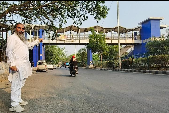 ब्रिज केवल एक ढांचा बनकर रह गया मधु विहार, द्वारका का फुट ओवर, रणबीर सिंह सोलंकी ने उठाई लिफ्ट चालू करने की मांग