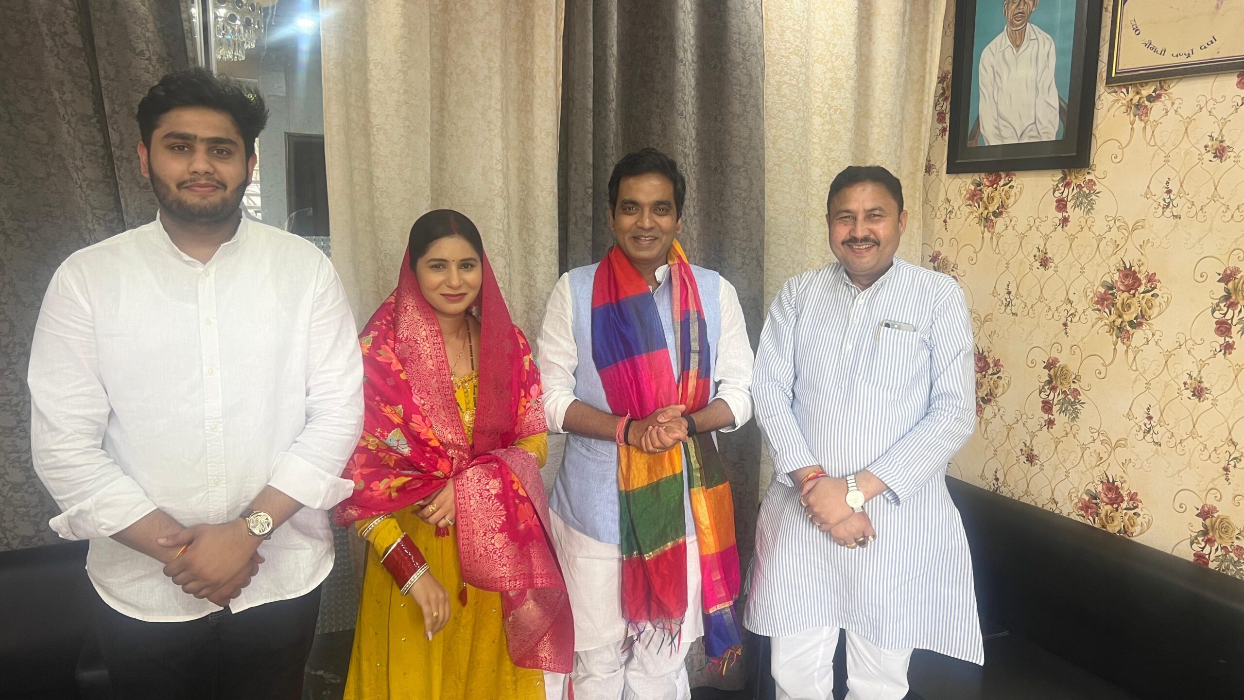 राजेंद्र पंडित के पुत्र और पुत्रवधू को आशीर्वाद देने पहुंचे विधायक पंकज सिंह