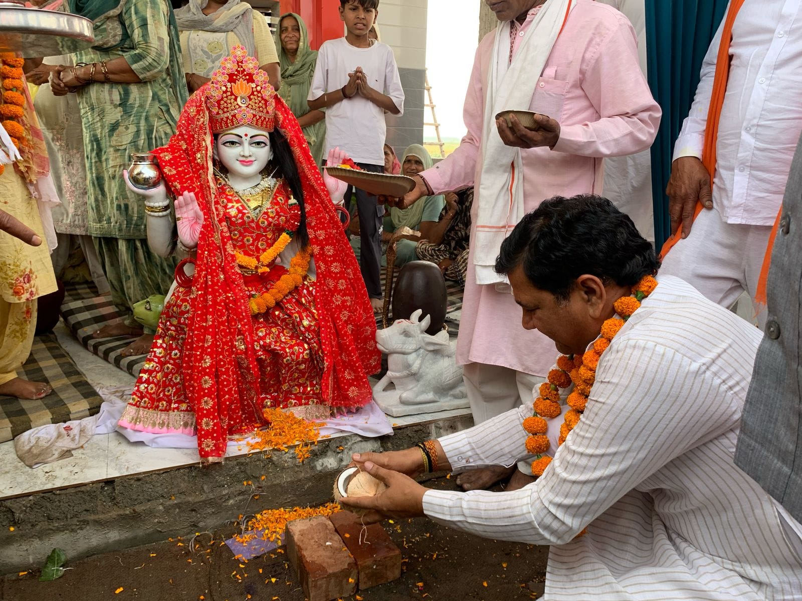 गांव चौगामा में यमुना मंदिर में मूर्ति प्राण प्रतिष्ठा समारोह का हुआ आयोजन