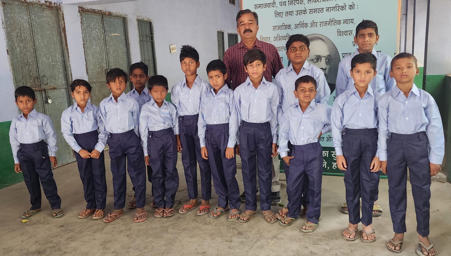 अध्यापक महिन्द्र खेड़ा ने 23 जरूरतमंद बच्चों को स्कूल वर्दियां उपहार स्वरूप भेंट की
