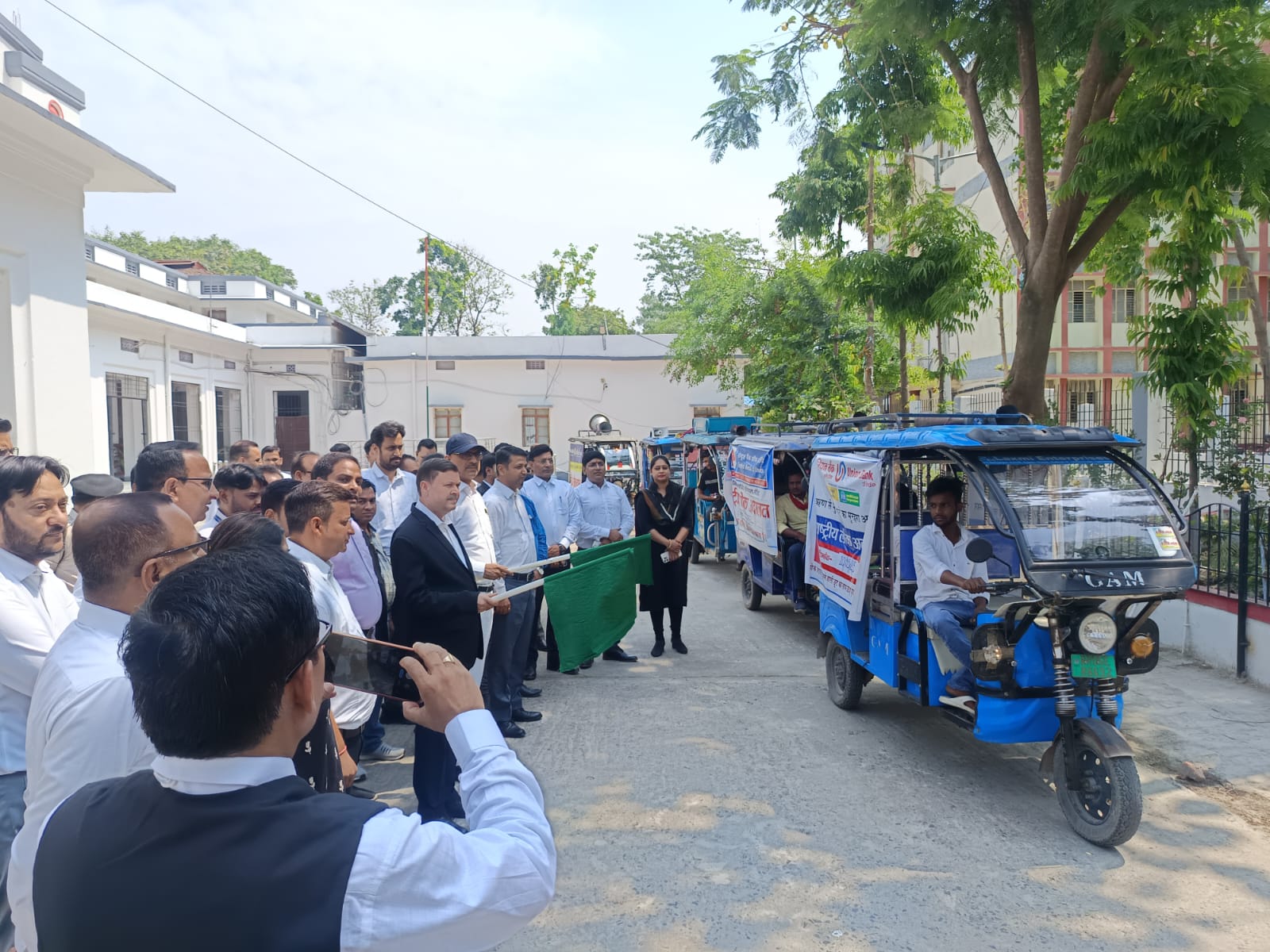 जिला जज ने हरी झंडी दिखाकर किया प्रचार वाहन को रवाना