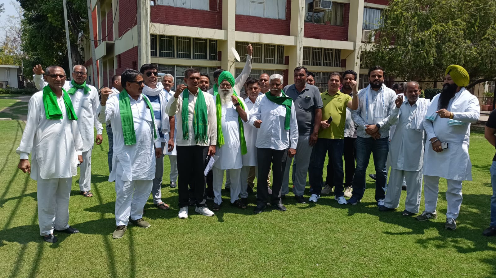 निर्माणाधीन करनाल रिंग रोड पर इंटर चेंज मार्ग बनाये जाने की मांग को लेकर डी सी को सौंपा ज्ञापन