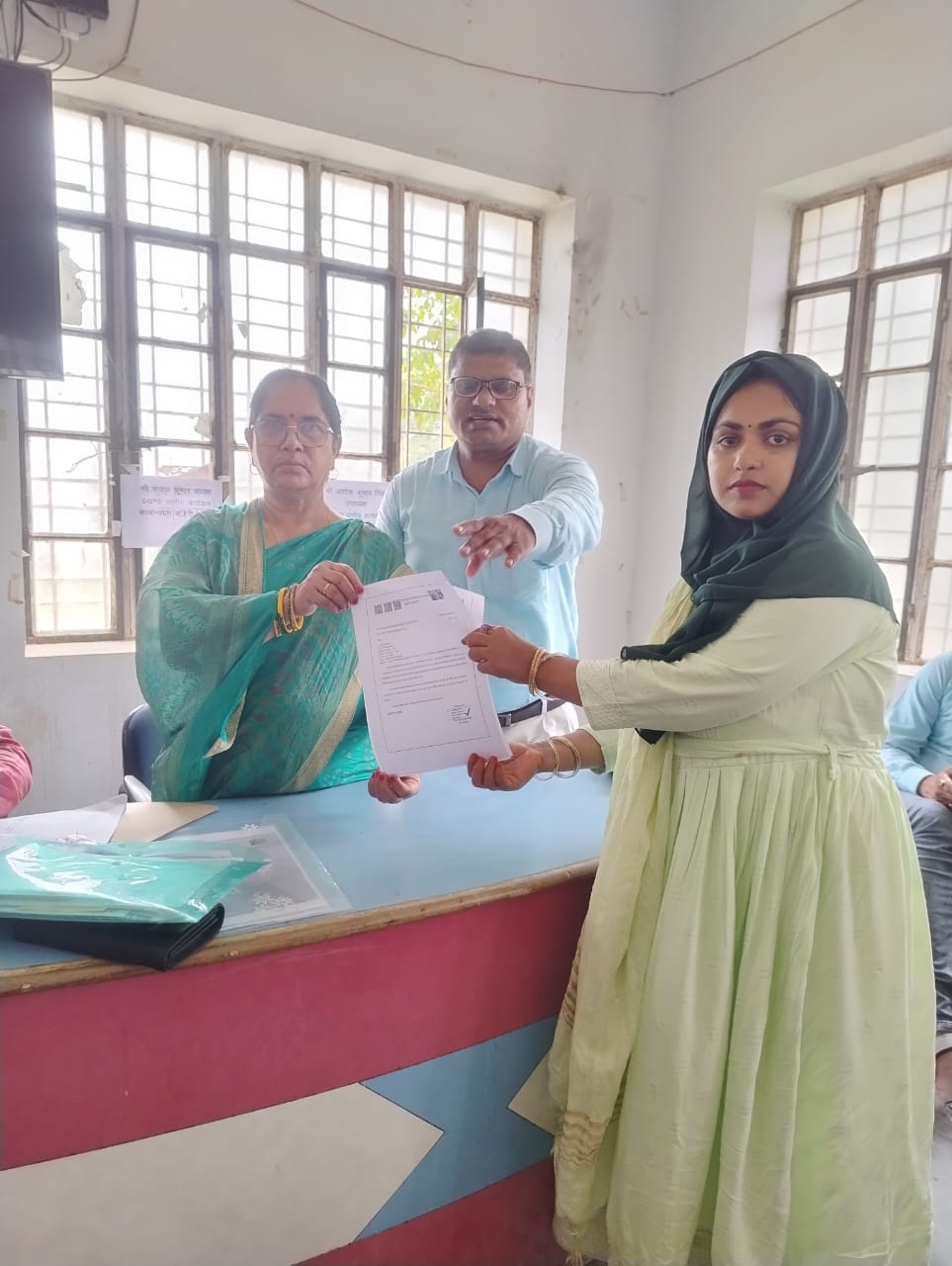 बन्दरा में 84 नवचयनित शिक्षकों को प्रखंड शिक्षा पदाधिकारी ने किया योगदान पत्र वितरित