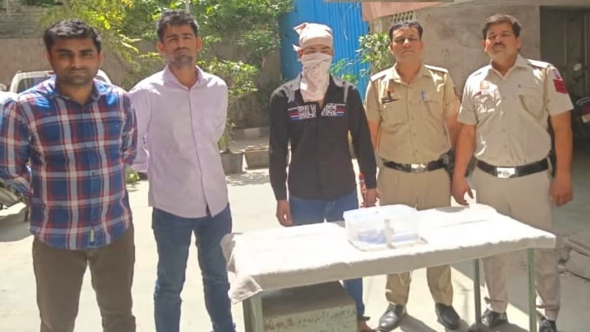 सोशल मीडिया पर अवैध हथियार के साथ फोटो लगाने वाले को पुलिस ने दबोचा