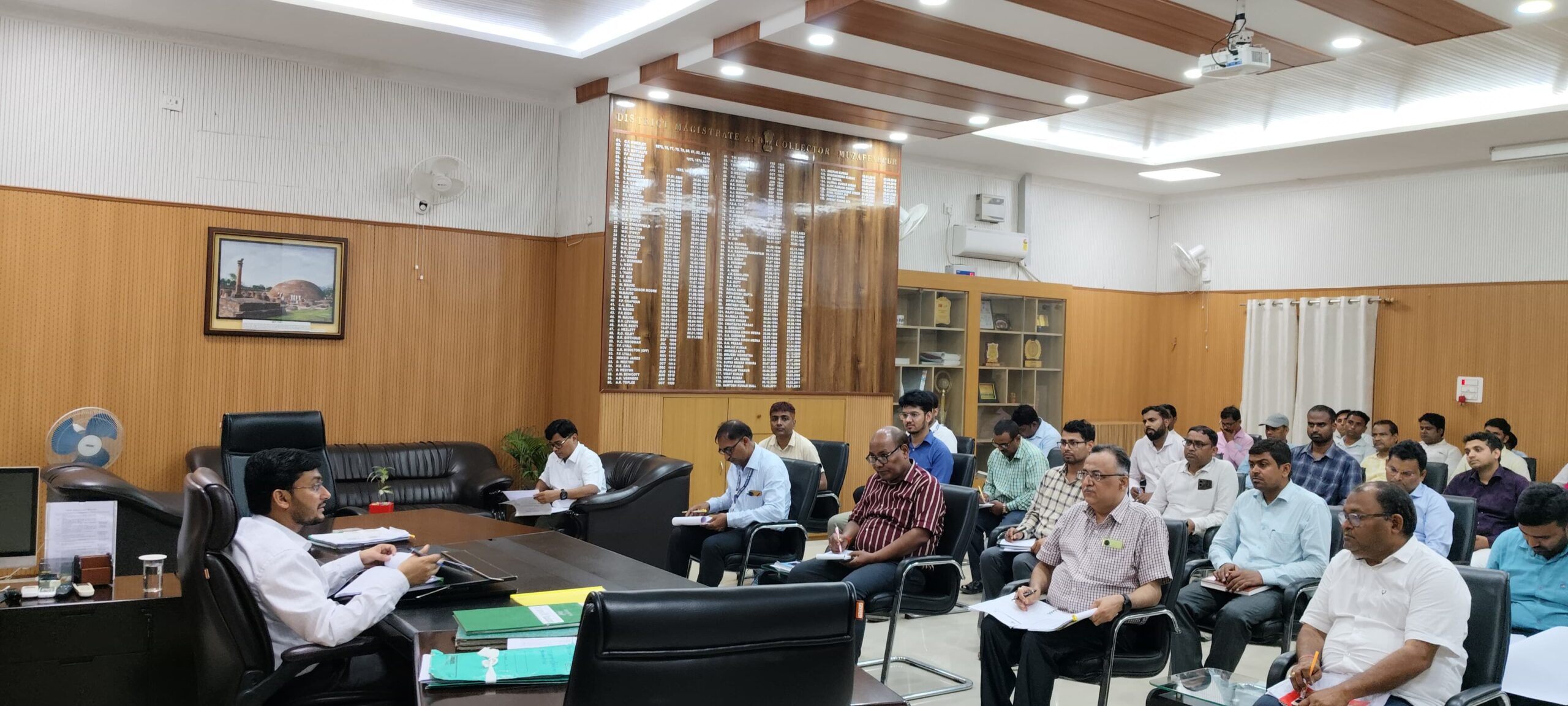 पूरी पारदर्शिता से लाभुकों को ससमय गुणवत्तापूर्ण राशन दें : डीएम