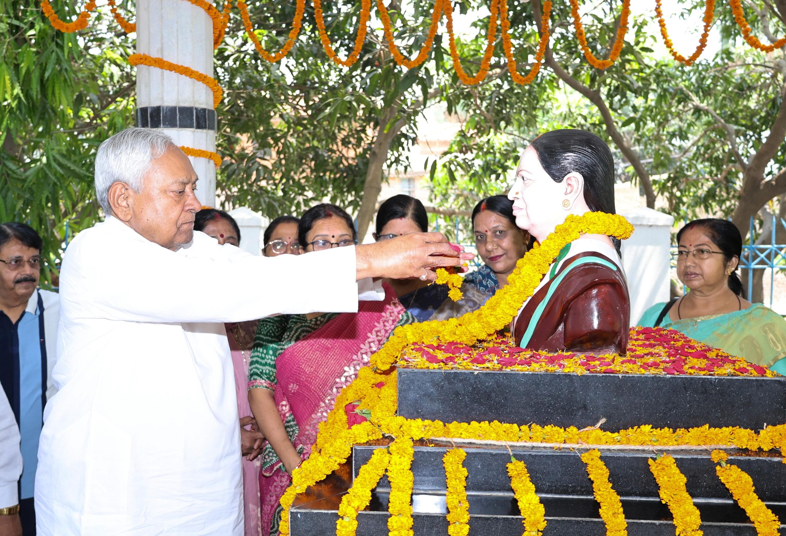 मुख्यमंत्री ने मंजू कुमारी सिन्हा की पुण्यतिथि पर दी भावभीनी श्रद्धांजलि