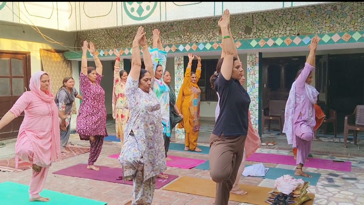 गांव हंसु माजरा में आयुष विभाग के सहयोग से महिलाओं में जगाई जा रही योग की अलख