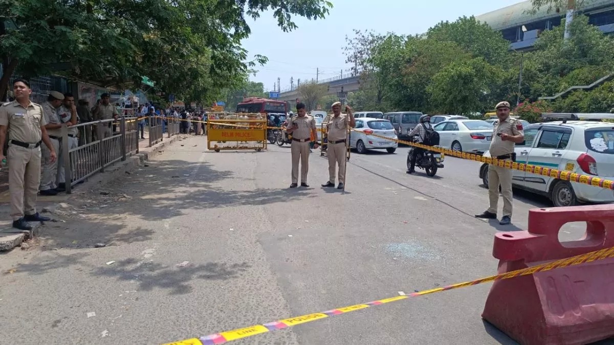 छतरपुर मेट्रो स्टेशन के पास दिनदहाड़े ताबड़तोड़ फायरिंग