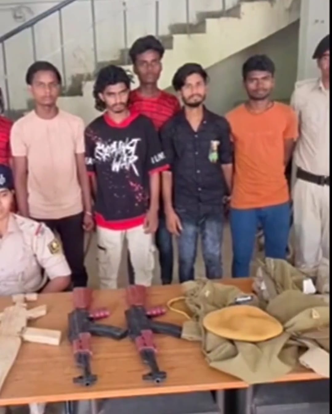पुलिस बन घूमते छह युवक गिरफ्तार