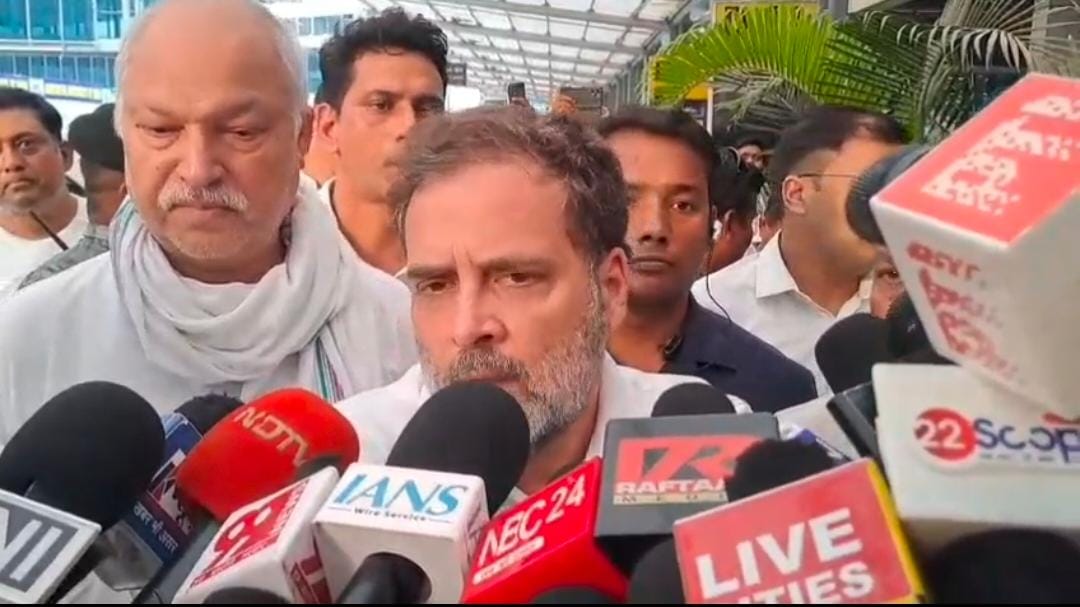 फिर से सुर्खियों में राहुल गांधी, बिना अनुमति छात्रावास पहुंचे