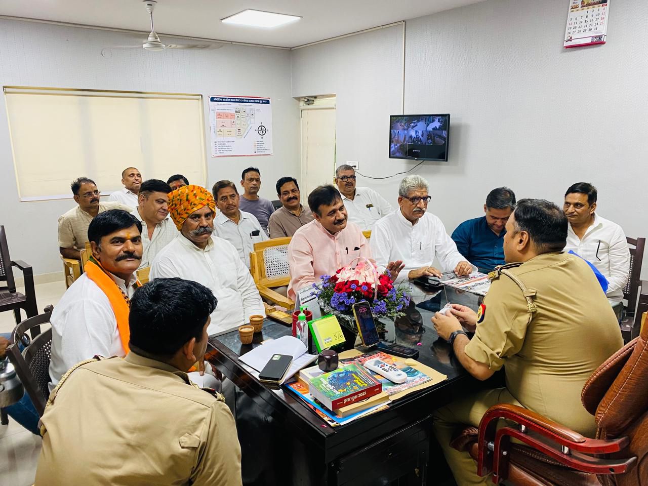 पुलिस की बहादुरी पर नोएडा व्यापारी वेल्फेयर एसोसिएशन ने किया सम्मान *