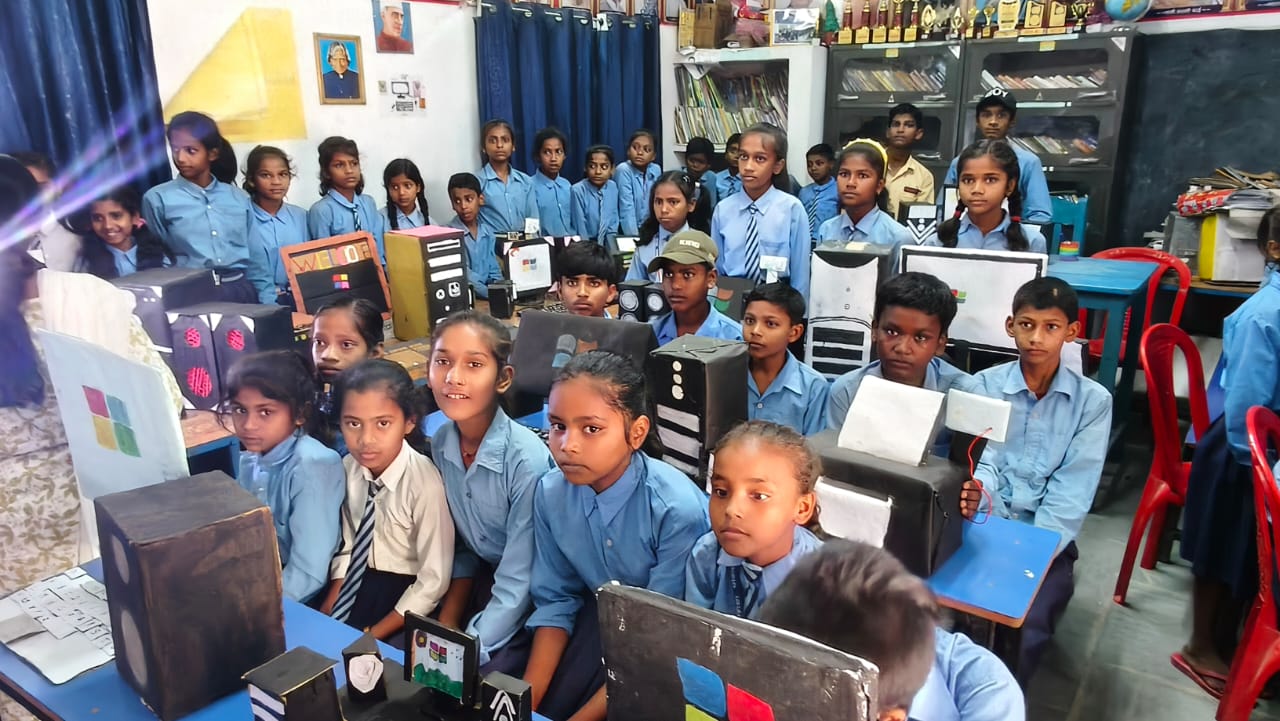 पहली बार सरकारी स्कूल में लगा 5 जी कंप्यूटर मेला