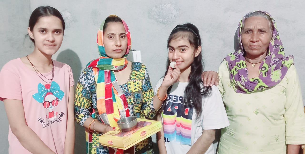 चौ. संत राम स्कूल की प्रतिभाशाली छात्रा स्मृति 500 में से 444 लेकर बनी स्कूल की टॉपर