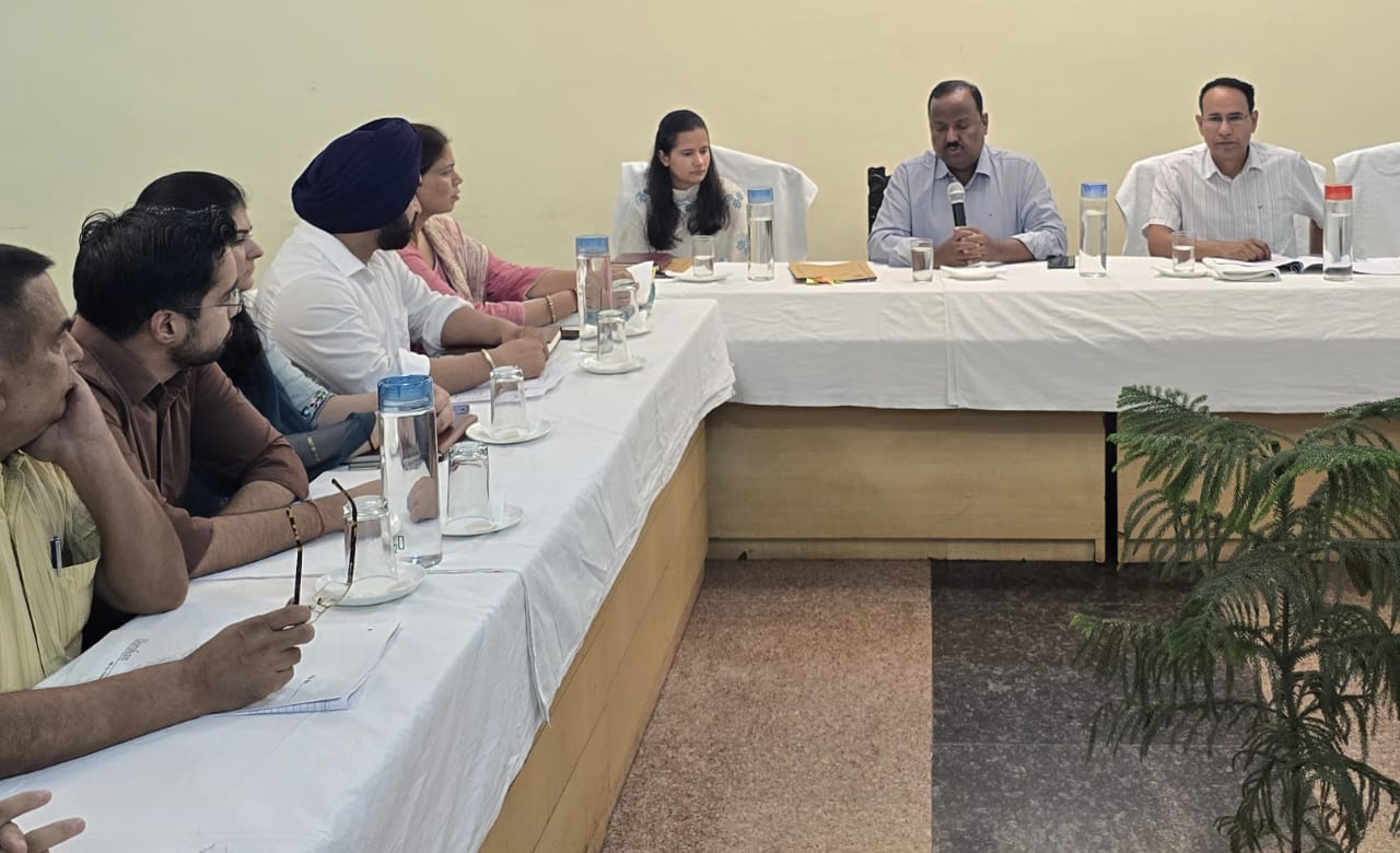 हरियाणा राज्य निर्वाचन आयुक्त श्री धनपत सिंह की अध्यक्षता में करनाल पंचायत राज संस्थाओं, नगर पालिकाओं और नगर निगम चुनावों के लेखा निपटान हेतु बैठक का आयोजन