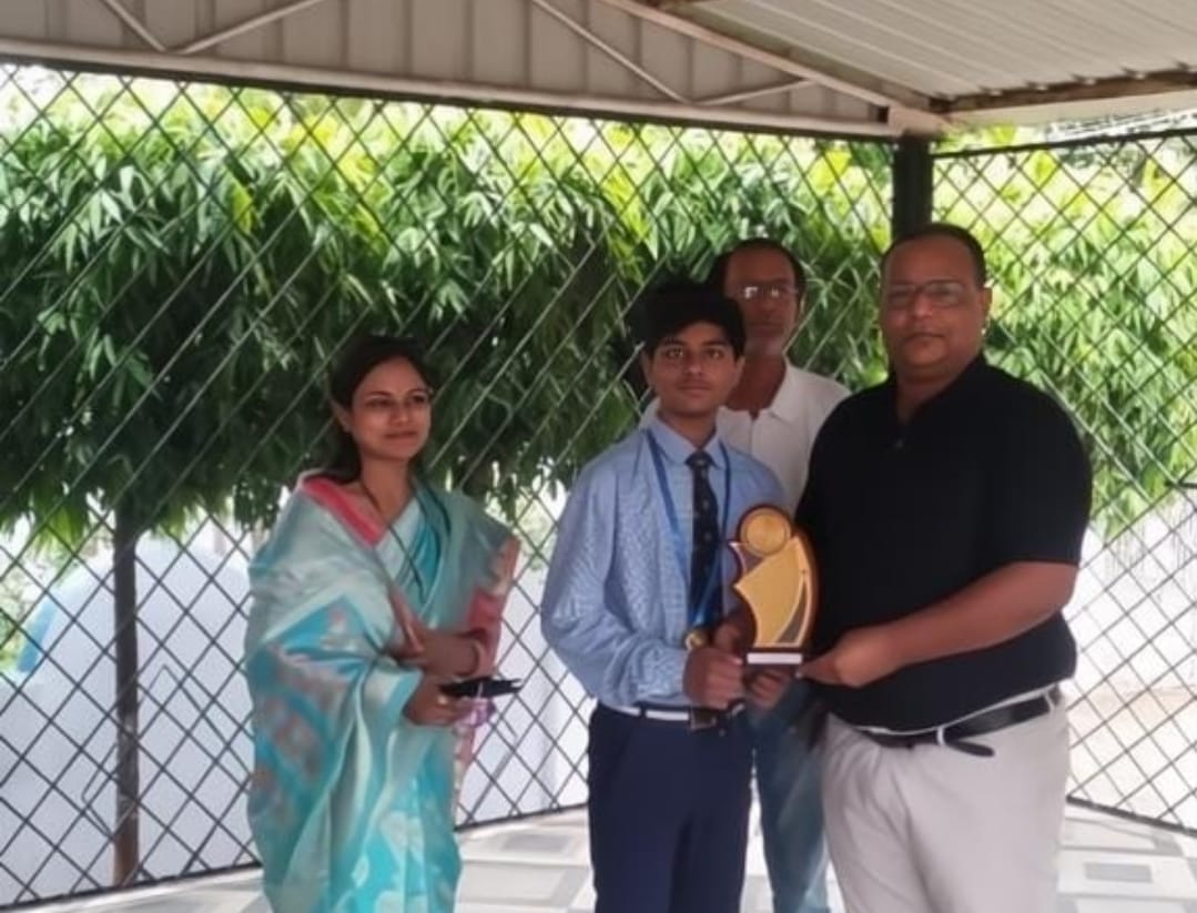 स्कूल के टॉपर छात्र जय कुमार को प्रिंसिपल ने किया सम्मानित, वरिष्ठ पत्रकार डॉ. अमानुल हक, बिट्टू कुमार, विनय कुमार ने दी शुभकामनाएं।