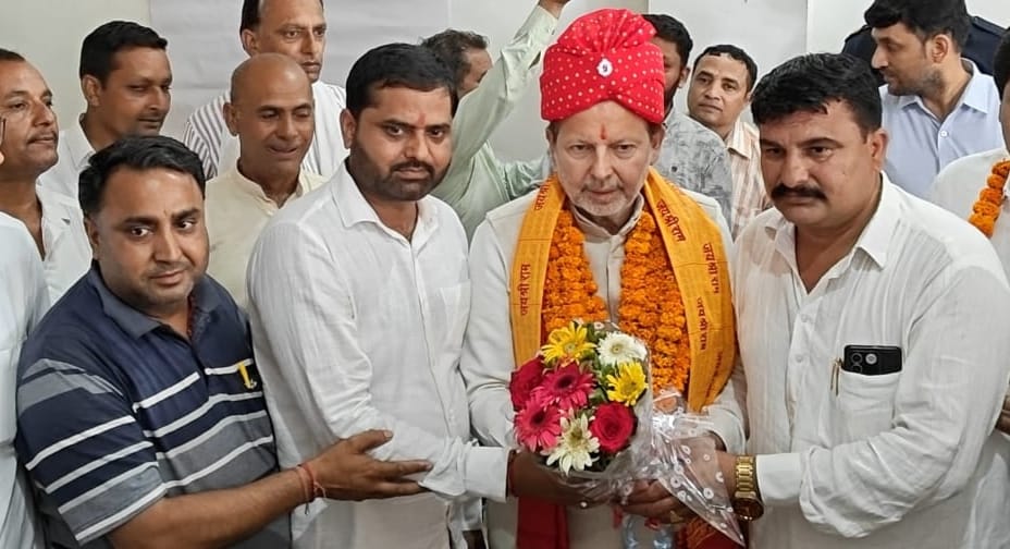 30 मई को रोहतक में राज्य स्तर पर मनाई जा रही भगवान परशुराम जयंती का न्यौता देने जेल व पर्यटन मंत्री डा. अरविन्द शर्मा पहुंचे इंद्री