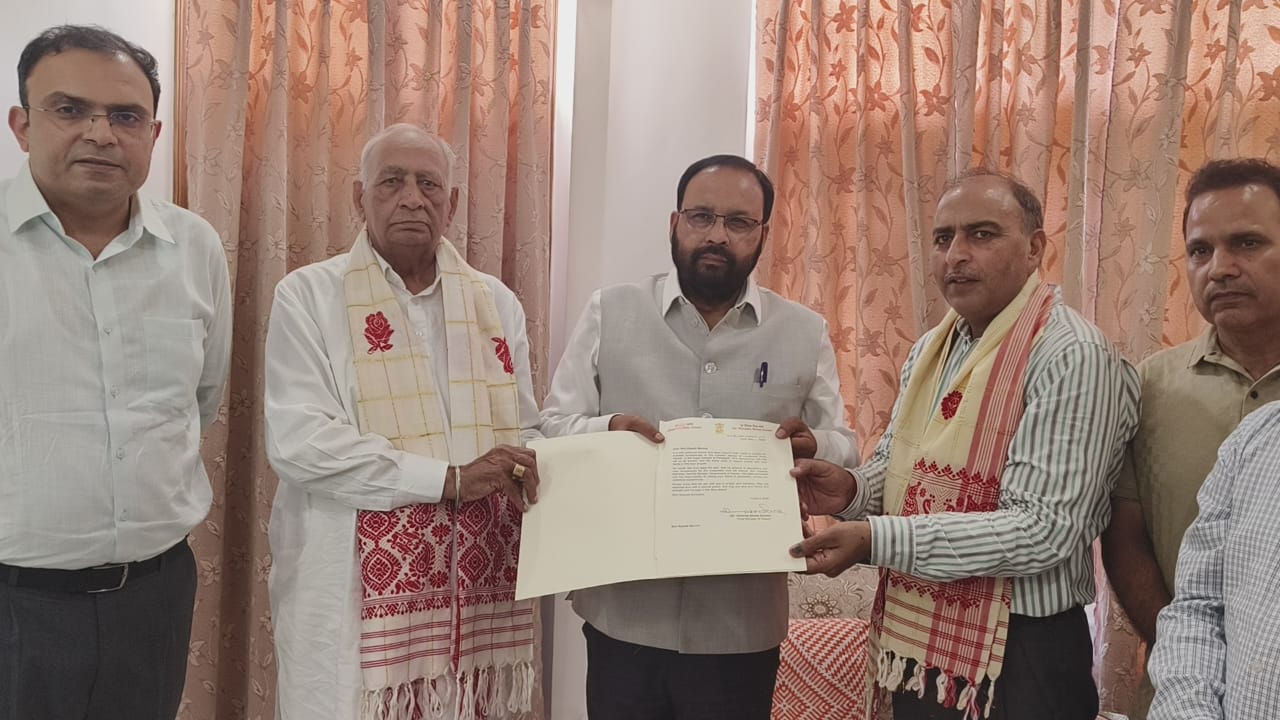 लेफ्टिनेंट विनय नरवाल के घर पहुंचकर असम के मंत्री केशव महंत ने दी भावभीनी श्रद्धांजलि