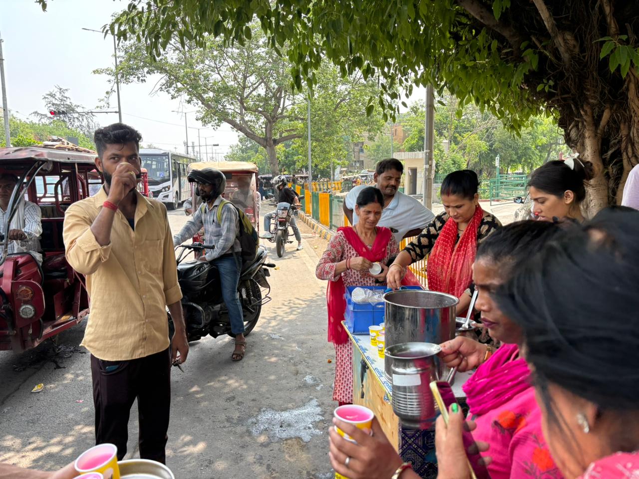 उज्जवल उन्नति ने बांटा सरबत 