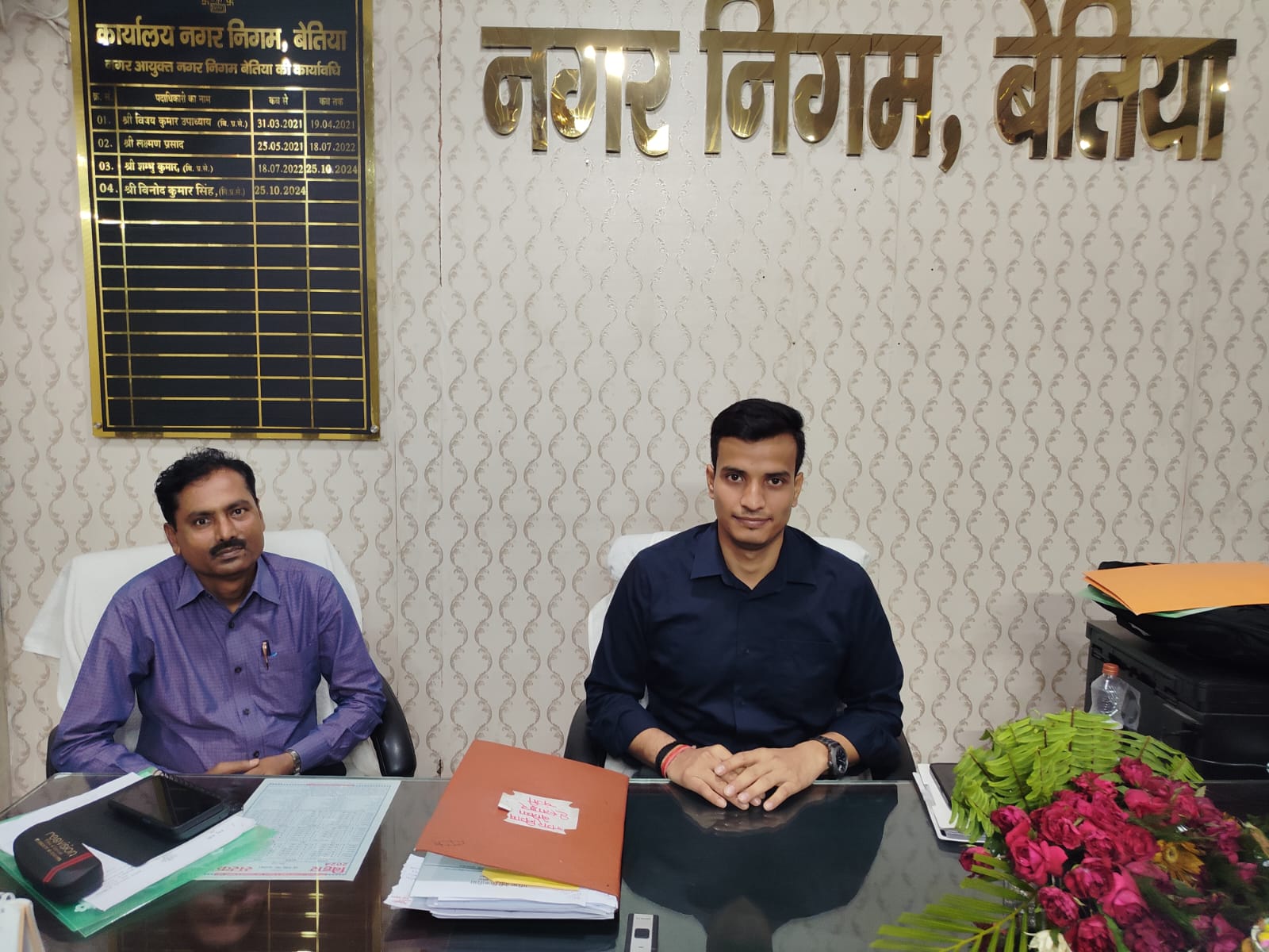 पूर्व नगर आयुक्त विनोद कुमार सिंह से प्रभार ग्रहण किए नए युवा नगर आयुक्त आईएएस लक्ष्मण तिवारी