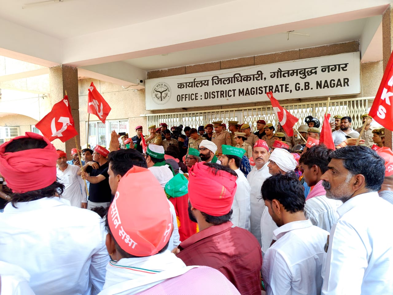 लंबित मांगों के समाधान लिए किसानों ने डीएम कार्यालय सूरजपुर पर जोरदार धरना प्रदर्शन