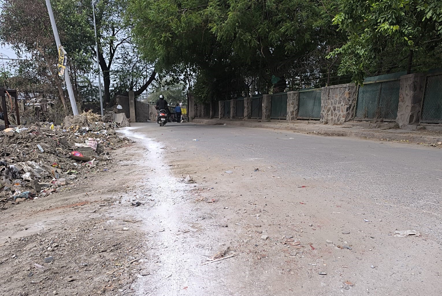खबर का असर: मधु विहार की गंदगी पर हुई कार्रवाई, उपायुक्त के निर्देश पर सफाई अभियान शुरू