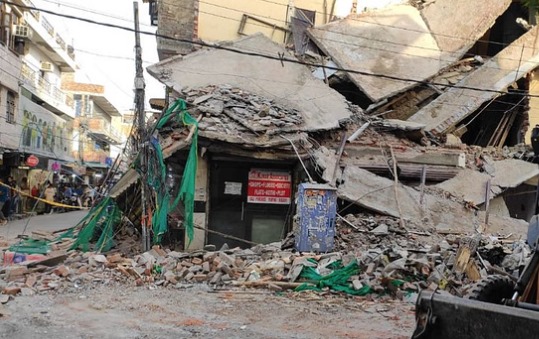 दिल्ली के रोहिणी क्षेत्र में भरभराकर गिरी दो मंजिला इमारत