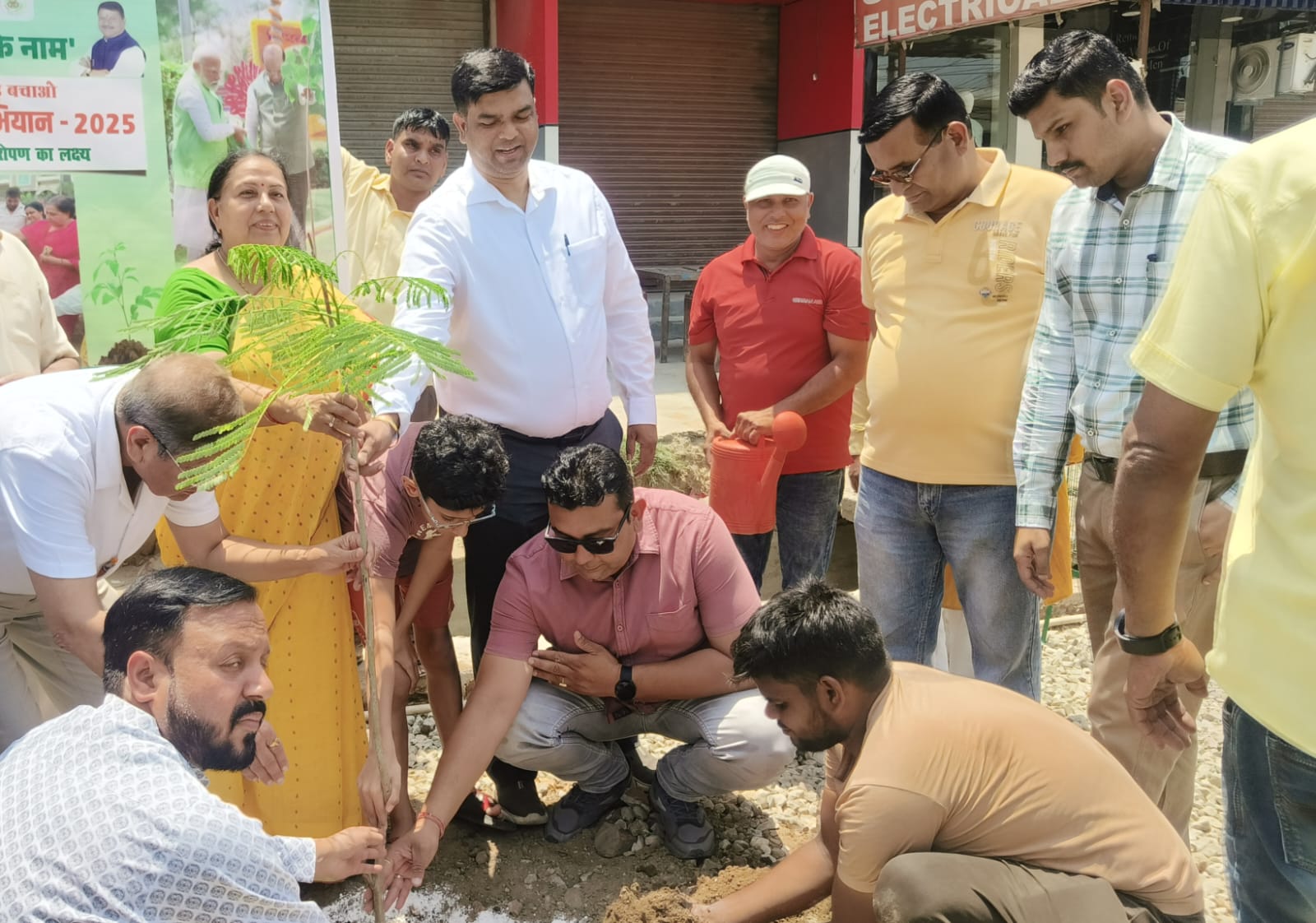 एक पेड़ मां के नाम जन अभियान की बिजनौर नगर पालिका ने की शुरुआत , चेयरमैन व ईओ ने सभासदों के साथ मिलकर किया वृक्षारोपण