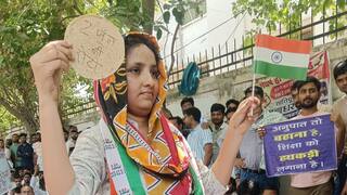 हाथ में रोटी और हक़ की लड़ाई, शिक्षक भर्ती अभ्यर्थियों का प्रदर्शन!